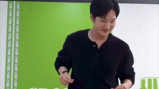 Lee Changsub, kau menari tarian yang sama dengan mereka, kan? (tertawa sambil menangis)