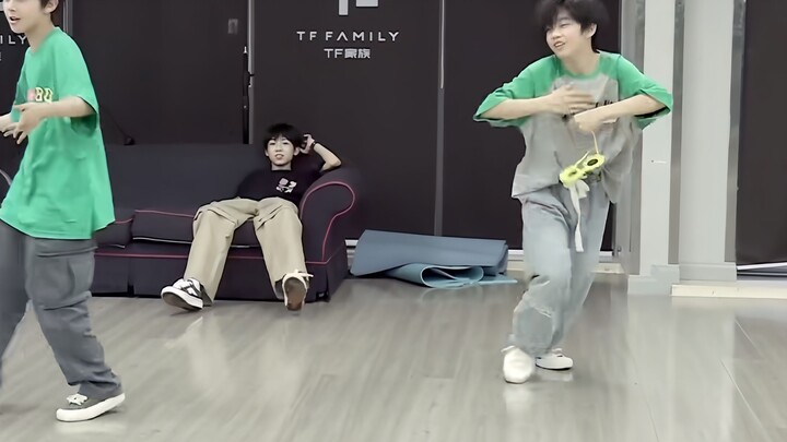 [Yang Bowen] Who hasn't seen this dance of Teacher Bowen? He is so casual, I say