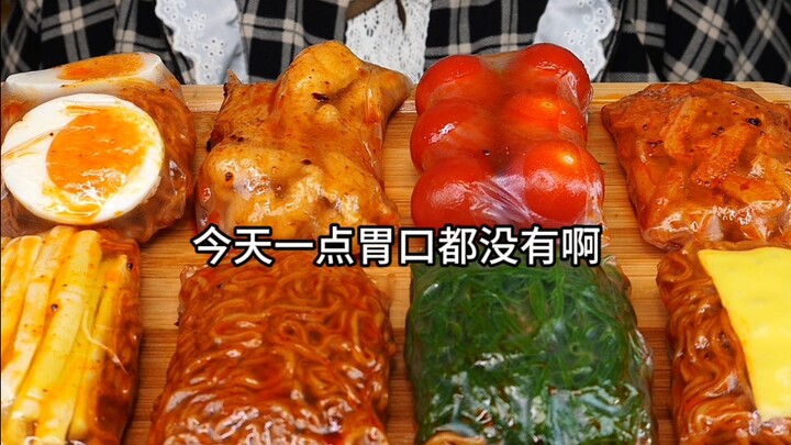 Draw lots to win spring rolls and all kinds of delicious food—so, so yummy!