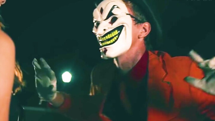When you come across a clown performance, be sure to clap and cheer.