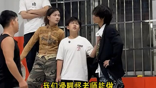 Benar, aku memang serba bisa, aku bisa menari hip-hop, skateboard, dan parkour!