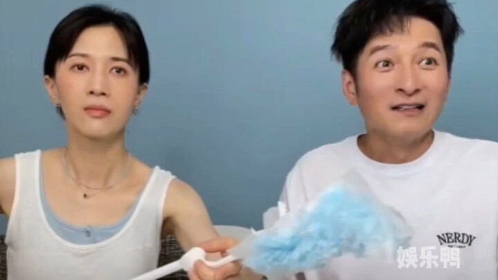 Weijia dan Papi sering ngobrol tentang produk pembersih. Kak Weijia jelas banget langsung kepincut s