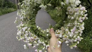 พวกเรามีดอกไม้ป่าที่พบเห็นได้ทั่วไป มาทำพวงมาลัยสวยๆ กันเถอะ!