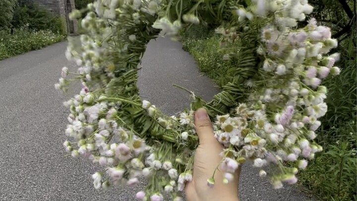 咱们都有随处可见的野花，赶紧来做一个漂亮的花环吧！