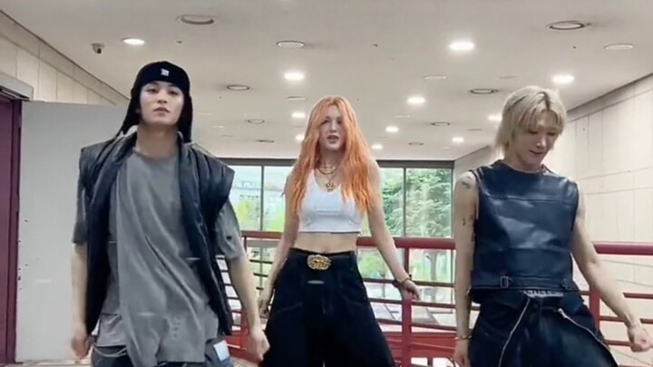 【NCT U】أغنية 'Baggy Jeans' تتحدى العشرة الأوائل في مشاهدات TikTok