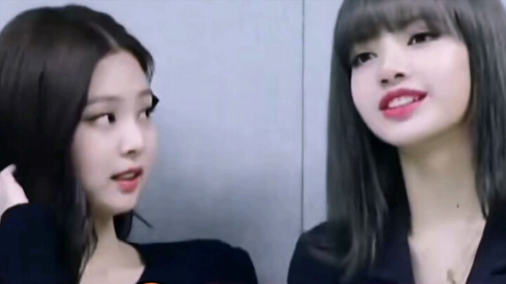 Jenlisa | The Way Jennie Looks At Lisa