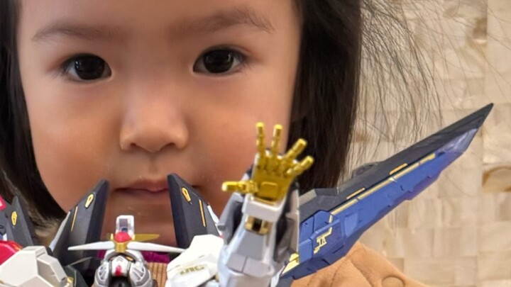 QQ membuka kotak Gundam pertamanya, MB Strike Freedom 2024
