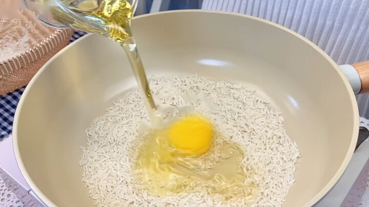 Một quả trứng + một nắm gạo = Bỏng ngô?