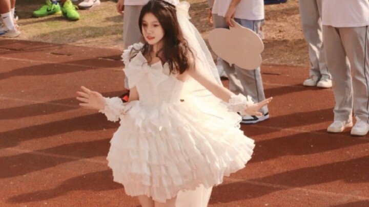 في المدرسة الثانوية، وقعت في حب من طرف واحد لمدة ثلاث سنوات.