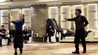 联谊会上两位老师炫新疆舞买西来甫