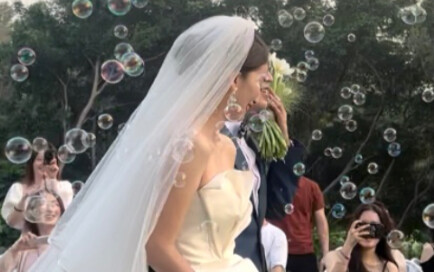 พิธีแต่งงานบนสนามหญ้า ช่วงเจ้าสาวเดินเข้า – ไม่ได้ซ้อมมาก่อนเลยทำตัวเฟรนด์ลี่สุดๆ!