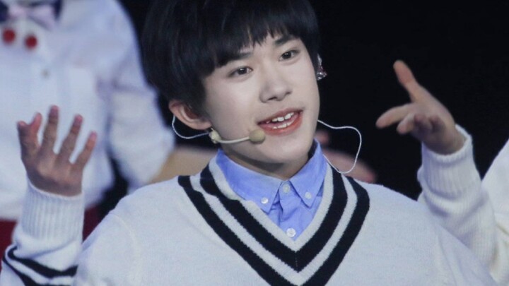 Hình như anh ấy biết hồi nhỏ mình rất đáng yêu nhỉ?