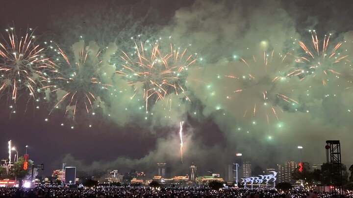 Pháo hoa thật sự rất đẹp! [Đỡ độc thân doge] Mong mọi người ngày nào cũng vui vẻ, hạnh phúc! Sức khỏ