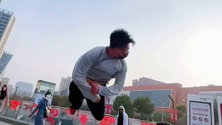 أحضرت رفاقي لأتمنى لكم سنة جديدة سعيدة
