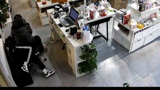 室友睡着了，看我...