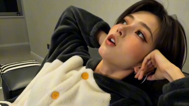 Bocah tomboi yang menggerogoti makanan bak hyena (*╹▽╹*)