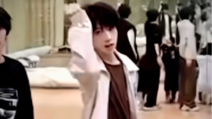 【杨博文】一个带妆舞台魅力值100%但私服练习室魅力值200%的奇男子……