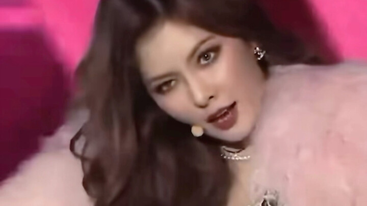 الشخص الجريء الذي يرقص بملابس فالنتينو سيحقق النجاح في أي شيء يفعله!