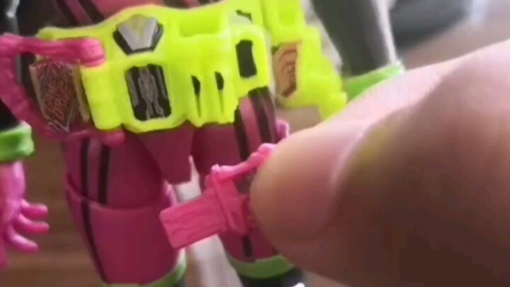 Kamen Rider-Sand Sculpture dùng miệng lồng tiếng cho thắt lưng của người mẫu