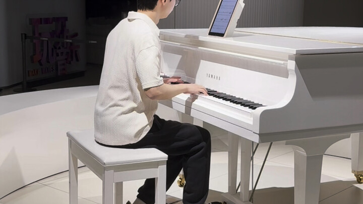 Pantang Menyerah Berlatih Piano di Hari Natal