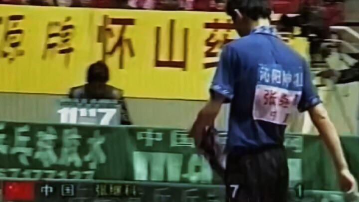 Anjing keluarga baru berusia 14 tahun, tapi setiap gerak-geriknya sudah mencerminkan Raja Baru Londo