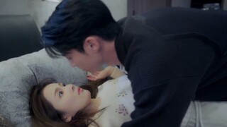 Wow! I finally saw the scene where the heroine was thrown on the bed and kissed in a Chinese drama! 