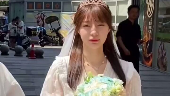 牵着女友出门 带着老婆回家，今天持证上岗 未来共同富裕