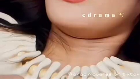 Klip He Suye yang merawat tokoh utama wanita yang sedang menstruasi dalam "Love You" telah menjadi v
