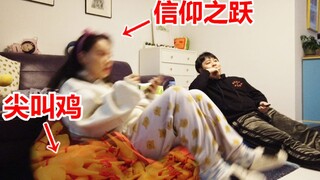 在女朋友懒人沙发里塞满100个尖叫鸡，她坐上去之后...
