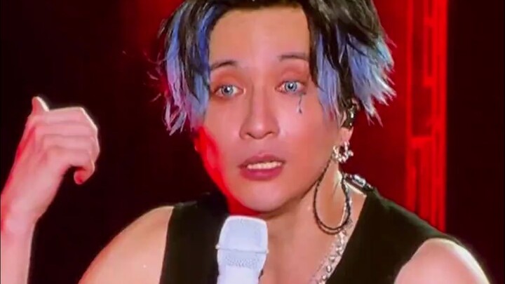 The foreigner later just yanked out Xue Zhiqian’s teleprompter, hahaha!