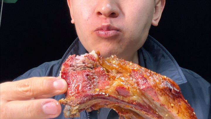 Enjoying some solo time—bite into a grilled chicken carcass, and my heart melts in an instant!