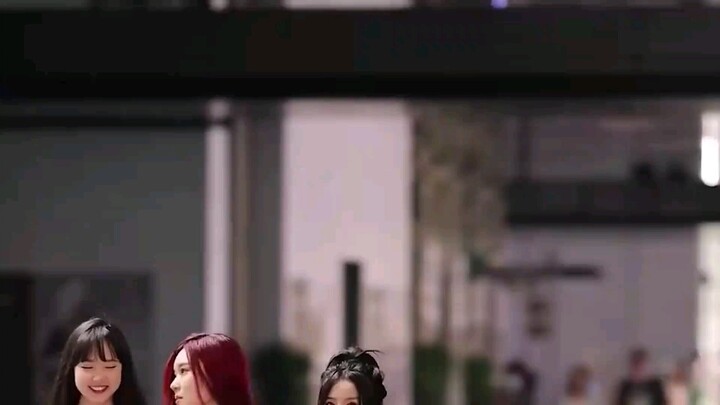 5 Gaya Fashion Wanita Kekinian dari Street Style