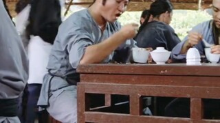 男人吃饭时手臂突然竟突然不受控制