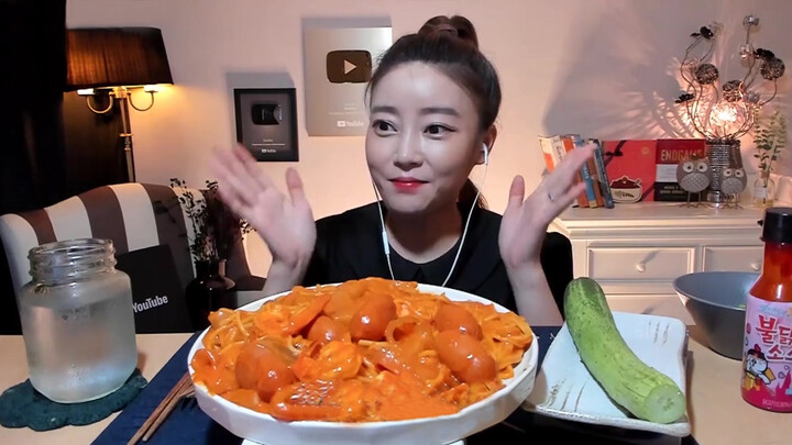 Dorothy多萝西吃火辣奶油意面，奶油遇上麻辣出奇的好吃！