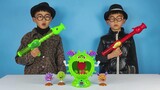 玩具开箱，小泽和哥哥玩两个豌豆枪玩具，用他们打败了很多僵尸玩具