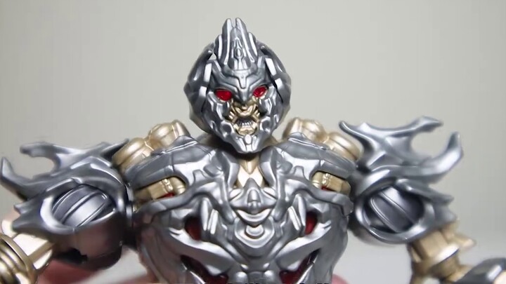 Bluko memiliki Optimus Prime lagi, versi film, dan Megatron yang sangat kuat.
