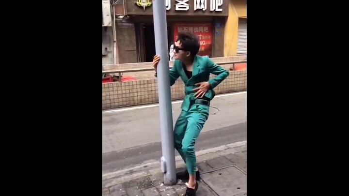 Lihat manusia-manusia yang penuh pesona ini