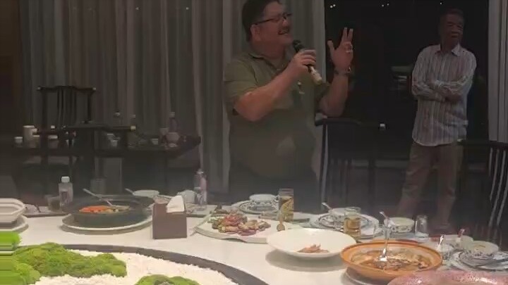 把鸟关进笼子里，鸟就有了主人，然后主人会告诉小鸟，要不是我喂养你，你早就饿死了。殊不知，把鸟放出来，鸟也会去找吃的，也无需去感谢谁。猪到死都不明白，结束它生命的人，和给它一日三餐的人是什么关系。你被