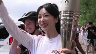 杨紫法国肖蒙传递奥运火炬，太实诚跑太快被要求慢点，粉丝应景喊杨旎奥获回应