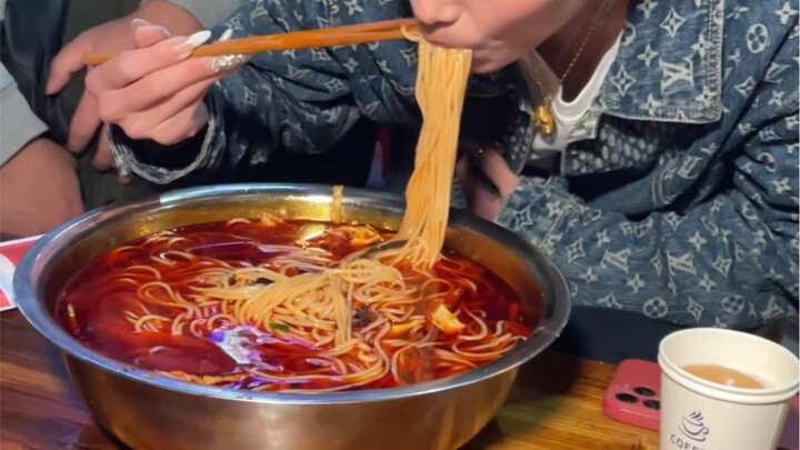 Another Harbin beauty is taking on my Luosifen challenge! Can she handle five liang of extra-spicy n