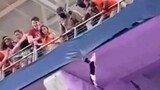 A cat accidentally fell from the second-floor stands of the stadium and was finally caught by fans d