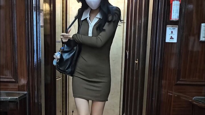 Cách phối váy ngắn liền thân co giãn polo cực xinh của cô nhân viên nữ