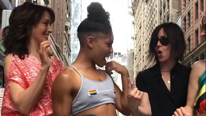 Cô gái xinh đẹp hướng dẫn nữ chính phim The L Word cách xoay bóng rổ bằng ngón tay!! (Jennifer Beals