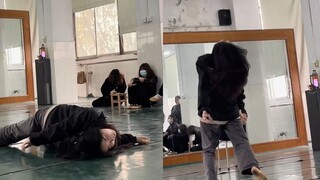 舞蹈形体课上，女生展示电影中丧尸的动作，网友：丧尸看了都沉默