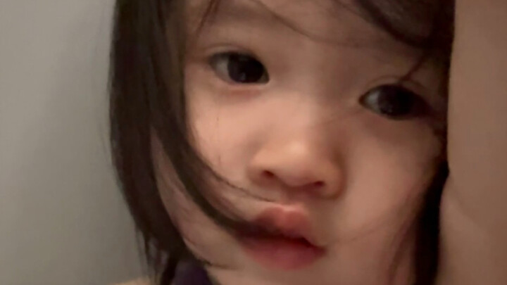 Dad goes to work to earn money so he can buy Yaya some snacks to eat.