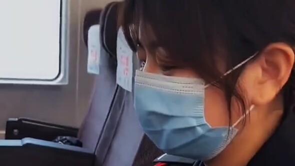 ผู้ชายพาภรรยาขึ้นรถไฟความเร็วสูงฉลองปีใหม่ ชาวเน็ตอิจฉาหนักมาก!