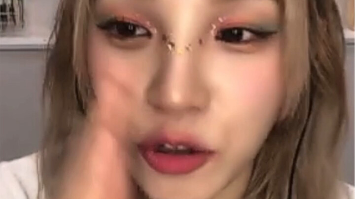 Song Yaqi: Quickly tell the whole world just how ugly my bad selfie is!