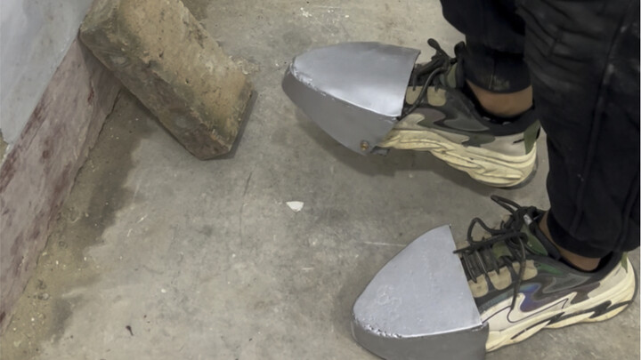 สิ่งประดิษฐ์: ถุงคลุมรองเท้าเสริมการสอนแฟนหนุ่ม