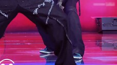 [Han Zhicheng] I think it’s normal to be cute from head to toe here!