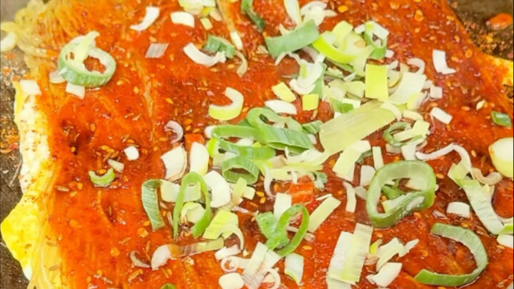 How does the Chinese grilled noodle sold on Korean streets differ from what you find in China?